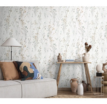 Wohnzimmer mit Couch und Wandtapete mit floralem Muster