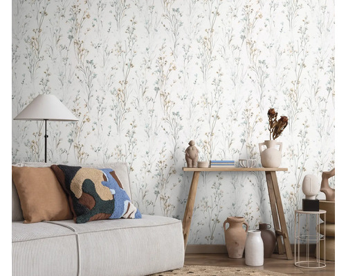 Wohnzimmer mit Couch und Wandtapete mit floralem Muster
