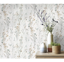 Tapete mit zartem Blumenmuster und verschiedenen Dekorationsgegenständen auf einer Kommode.