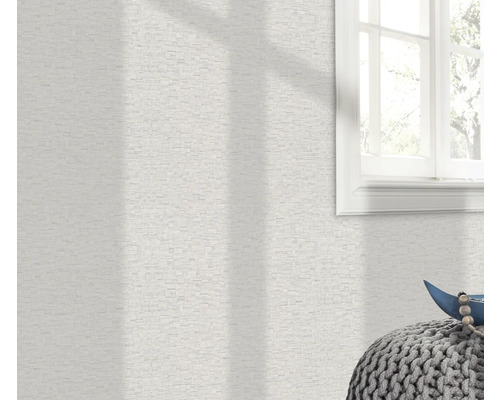 Wand mit Strukturtapete und Fenster