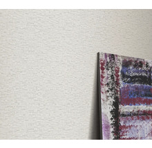 Tapete mit grafischem Muster an der Wand