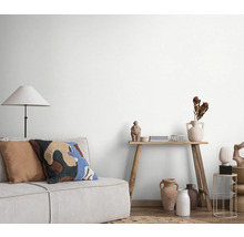 Wohnzimmer mit Sofa, Stehlampe und Dekoration