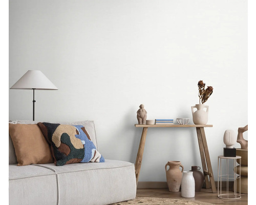 Wohnzimmer mit Sofa, Stehlampe und Dekoration