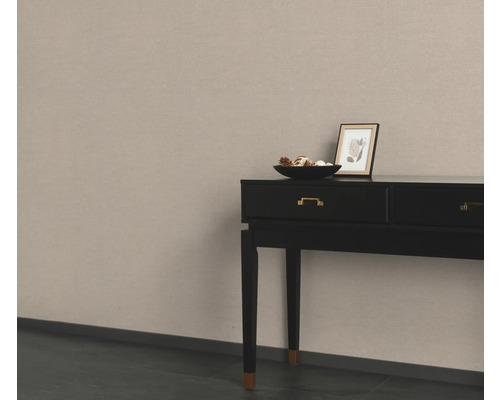 Schwarzer Konsolentisch mit Dekoration und Bild auf einer beigen Wand