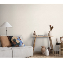 Wohnzimmer mit Sofa, Stehlampe und Dekoration auf einem Holztisch