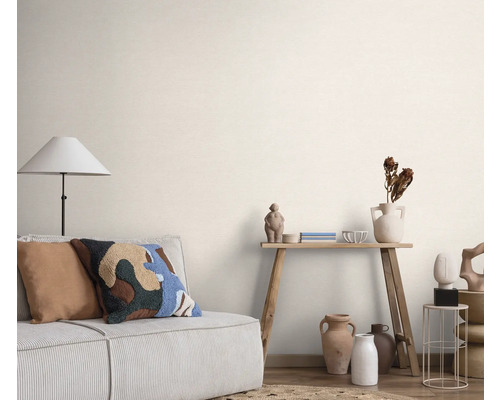 Wohnzimmer mit Sofa, Stehlampe und Dekoration auf einem Holztisch