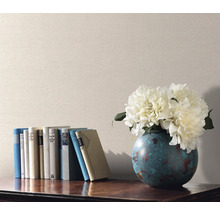 Dekorative Szene mit Büchern, Blumenvase und einfarbiger Tapete