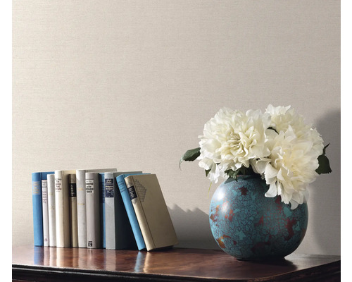 Dekorative Szene mit Büchern, Blumenvase und einfarbiger Tapete