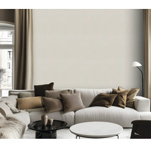 Wohnzimmer mit Sofa, Kissen, Vorhängen und Stehlampe für eine stilvolle Inneneinrichtung