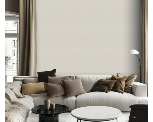 Wohnzimmer mit Sofa, Kissen, Vorhängen und Stehlampe für eine stilvolle Inneneinrichtung