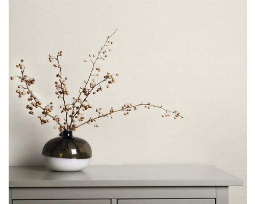 Dekorative Zweige mit Beeren in einer bauchigen Vase auf einem Schrank