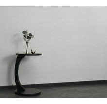 Dekorative Szene mit Beistelltisch, Vase, Blumen und Vogel