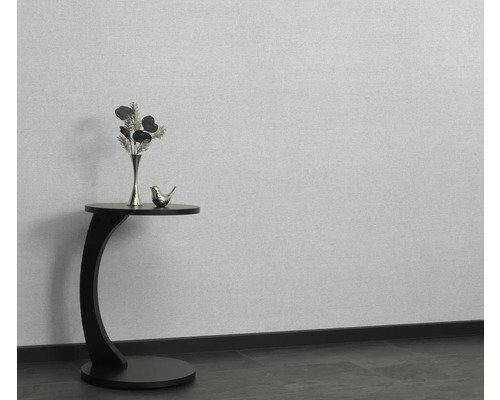 Dekorative Szene mit Beistelltisch, Vase, Blumen und Vogel