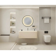 Modernes Badezimmer mit Waschtisch, Spiegel, Toilette und Regalen für Badutensilien.