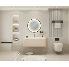 Helles Badezimmer mit Waschtisch, Spiegel, Toilette und Regalen für Badzubehör.