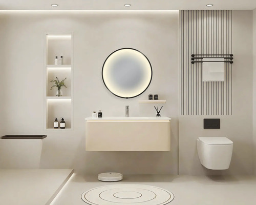 Helles Badezimmer mit Waschtisch, Spiegel, Toilette und Regalen für Badzubehör.