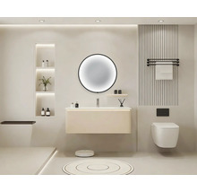 Modernes Badezimmer mit runden Spiegel, Waschtisch, Toilette und Handtuchhalter