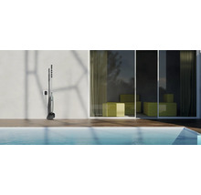 Akkubetriebener Poolreiniger an der Wand neben dem Pool.