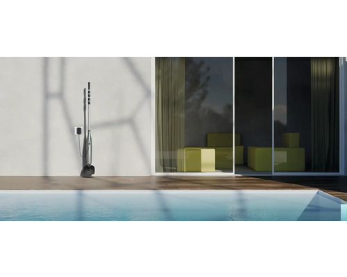 Akkubetriebener Poolreiniger an der Wand neben dem Pool.