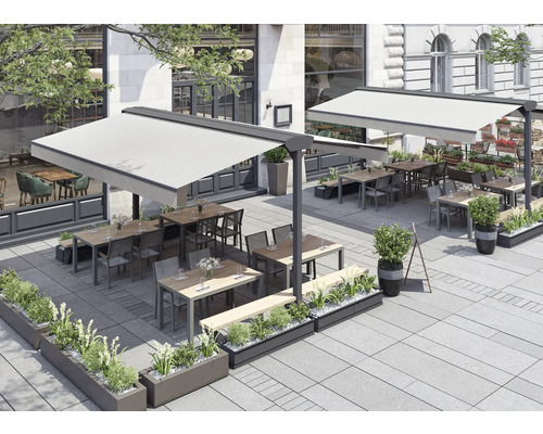 Außenbereich eines Restaurants mit Sonnensegeln, Tischen, Stühlen und Pflanzkästen