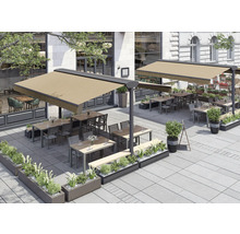 Außenbereich mit Markisen, Tischen, Stühlen und Pflanzenkästen