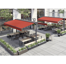 Außenbereich eines Restaurants mit Tischen, Stühlen und Markisen