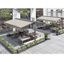 Außenbereich eines Restaurants mit Sonnenschirmen, Tischen, Stühlen und Pflanzkästen