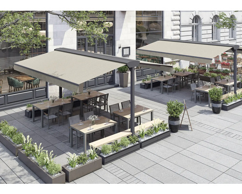 Außenbereich eines Restaurants mit Sonnenschirmen, Tischen, Stühlen und Pflanzkästen