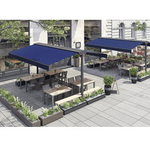 Außenbereich eines Restaurants mit Markisen, Tischen, Stühlen und Pflanzkästen