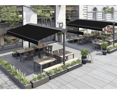 Außenbereich eines Restaurants mit freistehenden Markisen, Tischen und Stühlen