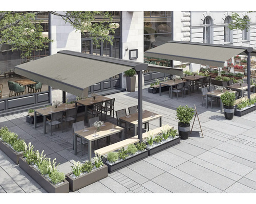 Außenbereich eines Restaurants mit Terrassenüberdachung, Tischen, Stühlen und Bepflanzung.