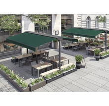 Außenbereich mit Markisen, Tischen, Stühlen und Pflanzenkübeln