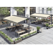 Außenbereich mit Terrassenmöbeln und Sonnenschutz