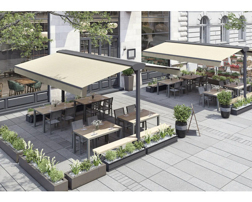 Außenbereich mit Terrassenmöbeln und Sonnenschutz