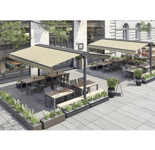 Außenbereich mit Tischen, Stühlen und Sonnensegeln für Restaurants und Cafés.