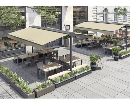 Außenbereich mit Tischen, Stühlen und Sonnensegeln für Restaurants und Cafés.