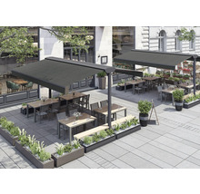 Außenbereich eines Restaurants mit Tischen, Stühlen, Pflanzkästen und Markisen