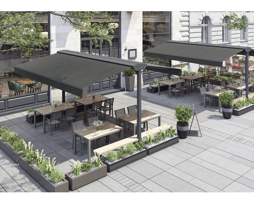 Außenbereich eines Restaurants mit Tischen, Stühlen, Pflanzkästen und Markisen