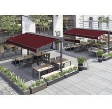 Gastronomiebereich mit Markisen, Tischen und Stühlen im Außenbereich.