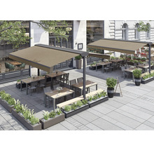 Außenbereich eines Restaurants mit Sonnenschutzsystemen, Tischen, Stühlen und Pflanzenkästen.