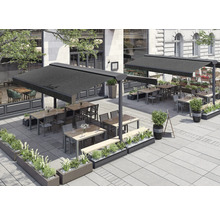 Außenbereich eines Restaurants mit Tischen, Stühlen und Markisen für Sonnenschutz