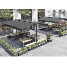 Außenbereich eines Restaurants mit Sonnenschutzsystemen, Tischen, Stühlen und Pflanzkästen.