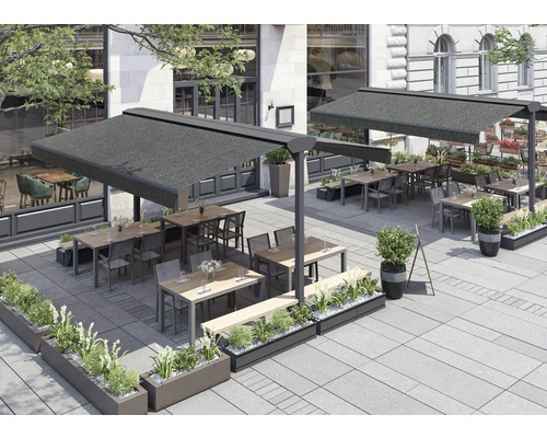 Außenbereich eines Restaurants mit Sonnenschutzsystemen, Tischen, Stühlen und Pflanzkästen.