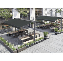 Außenbereich mit Markisen, Tischen und Bepflanzung für Gastronomie