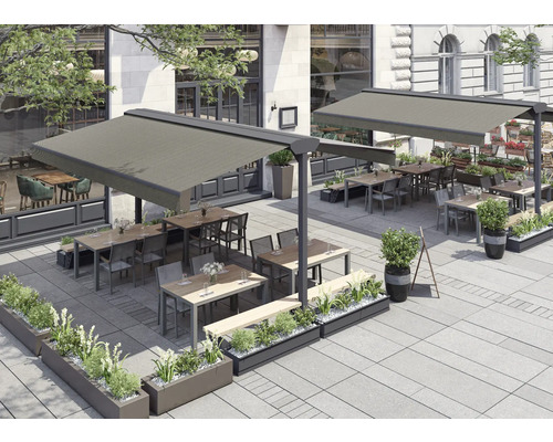 Außenbereich mit Markisen, Tischen, Stühlen und Pflanzenkästen für Gastronomie