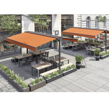 Außenbereich eines Restaurants mit Markisen, Tischen, Stühlen und Pflanzenkübeln