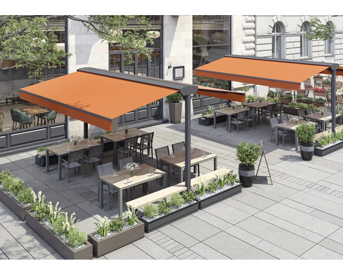 Außenbereich eines Restaurants mit Markisen, Tischen, Stühlen und Pflanzenkübeln