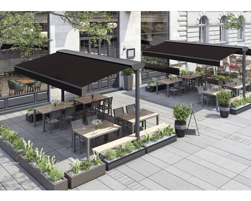 Außenbereich eines Restaurants mit Tischen und Markisen