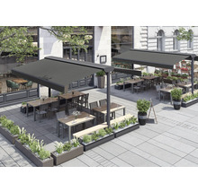 Außenbereich mit Tischen, Stühlen und Markisen für Gastronomie