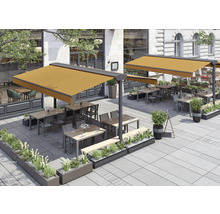 Außenbereich eines Restaurants mit Markisen, Tischen, Stühlen und Pflanzkästen.